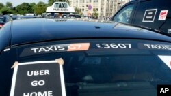 Sebuah taksi di kota Paris ikut parkir membentuk blokade di jalanan kota Paris, Kamis (25/6)