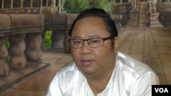 Neang Sovanndara, 55 years old, is one of the Khmer traditional music instructors in Lowell, Massachusetts, on August 2, 2016. (VOA Khmer)