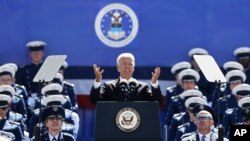 លោក​អនុ​ប្រធានាធិបតី​ Joe Biden​ ថ្លែង​សុន្ទរកថា​ក្នុង​ពីធី​ចែក​សញ្ញាប័ត្រ​នៅ​បណ្ឌិតសភា​កងទ័ព​អាកាស​ (U.S. Air Force Academy) នៅ​រដ្ឋColorado កាល​ពី​ថ្ងៃ​ទី​២៨ ខែ​ឧសភា ឆ្នាំ​២០១៤។