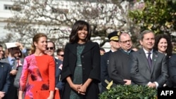 Canadian First Lady Sophie Gregoire-Trudeau and US First Lady Michell Obama watch, as US President Barack Obama and Canada's Prime Minister Justin Trudeau take part in a welcome ceremony, March 10, 2016.