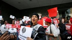 Mawakiya, Alicia Key, da masu zanga-zangar neman kubuto da 'yan kubuto da 'yan mata fiye da 200, da 'yan Boko Haram suka sace watani 6, da suka wuce, 14 ga Oktoba 2014.