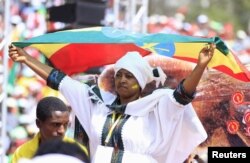 ኢሕአዴግን የሚደግፉ ሴት ባንዴራ ይዘው/ፋይል ፎቶ/