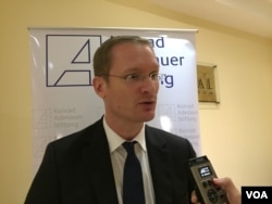 Rene Gradwohl ប្រធាន​មូលនិធិ​ខុនរ៉ាត អាឌិនណៅអ៊ែរ (KAS) ប្រចាំ​កម្ពុជា ប្រាប់ VOA ក្នុង​ពិធី​ផ្សព្វ​ផ្សាយ​សៀវភៅ​ស្តី​ពី​រដ្ឋធម្មនុញ្ញ នៅ​រាជធានី​ភ្នំពេញ កាលពី​ថ្ងៃទី២២ ខែធ្នូ ឆ្នាំ​២០១៦។ (កាន់ វិច្ឆិកា/VOA)