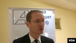 រូបឯកសារ៖ Rene Gradwohl ប្រធាn​មូលនិធិ​ខុនរ៉ាត អាឌិនណៅអ៊ែរ (KAS) ប្រចាំ​កម្ពុជា ប្រាប់ VOA ក្នុង​ពិធី​ផ្សព្វ​ផ្សាយ​សៀវភៅ​ស្តី​ពី​រដ្ឋធម្មនុញ្ញ នៅ​រាជធានី​ភ្នំពេញ កាលពី​ថ្ងៃទី២២ ខែធ្នូ ឆ្នាំ​២០១៦។ (កាន់ វិច្ឆិកា/VOA)