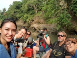 Tiza Mafira menyusuri sungai Ci liwung beserta kru film "The Story of Plastic" (dok: Tiza Mafira)