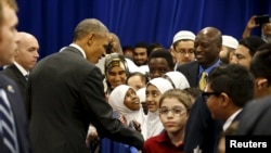 Presiden AS Barack Obama menyapa para pelajar sekolah di Islamic Society of Baltimore di Catonsville, Maryland, Rabu (3/2).