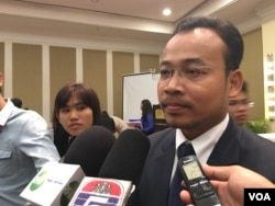 លោក​ ព្រាប​ កុល​ នាយក​ប្រតិបត្តិ​នៃ​អង្គការ​តម្លាភាព​កម្ពុជា​ នៅក្នុង​ពិធី​ផ្សព្វផ្សាយ​របាយការណ៍​ស្តី​ពី​សន្ទស្សន៍​នៃ​ការ​យល់​ឃើញ​ពី​អំពើ​ពុករលួយ​នៅ​ឆ្នាំ​២០១៦​ ក្នុង​រាជធានី​ភ្នំពេញ​កាល​ពីថ្ងៃទី​២៥ ខែ​មករា​ ឆ្នាំ​២០១៧​។ (ហ៊ាន សុជាតា​/ VOA)