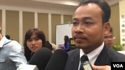 Preap Kol, executive director of Transparency International Cambodia at Corruption Index Perception (CIP) launched event in Phnom Penh on January 25, 2017. (Hean Socheata/ VOA Khmer)