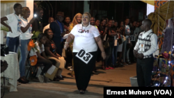 La miss fair-play Assia emballe le public à Bukavu, Sud-Kivu, RDC, 3 janvier 2016. (VOA/Ernest Muhero)