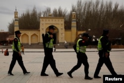 지난해 3월 중국 신장 이드 카 모스크 앞 광장을 공안들이 순찰하고 있다.