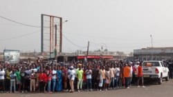 Les populations sorties nombreuses pour l’arrivée d’Emmanuel Macron, à l’occasion sa visite, Bouaké, le 22 décembre 2019. (VOA/Siriki Barro)