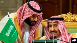 محمد بن سلمان ولیعهد سعودی (چپ) در کنار پدرش ملک سلمان در نشست شورای همکاری خلیج فارس در ریاض - دسامبر ۲۰۱۸ 