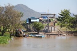 ផ្ទះ​របស់​ប្រជាពលរដ្ឋ​នៅ​តាម​ដង​ទន្លេសាប​ក្នុង​ខេត្តកំពង់ឆ្នាំង កាលពី​ថ្ងៃទី១១ ខែធ្នូ ឆ្នាំ២០២១ ។ (ស៊ុន ណារិន/វីអូអេ)