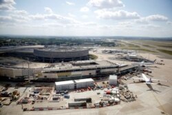 Pesawat di landasan pacu bandara Paris Charles de Gaulle di Roissy-en-France, Perancis, di tengah pandemi Covid-19, 25 Mei 2020.