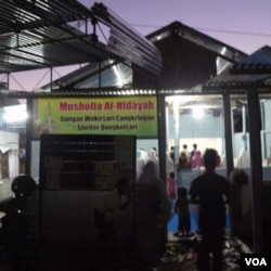 Para pengungsi, Senin (29/8) melakukan sholat tarawih di musholla di huntara Dongkelsari, Cangkringan.