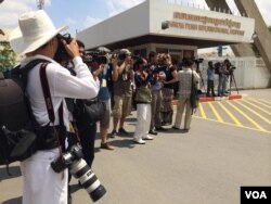 នៅ​អាកាស​យានដ្ឋាន​អន្តរជាតិ​ភ្នំពេញ​កាលពី​ព្រហស្បតិ៍ ទី៤ ខែ​មិថុនា ឆ្នាំ២០១៥ អ្នក​សារព័ត៌មាន​កំពុង​រង់ចាំ​ការ​មក​ដល់​របស់​ជន​អន្តោប្រវេសន៍​ពី​ប្រទេស​ជា​កោះ ‍‍«Nauru» ដែល​ជា​ទីកន្លែង​ដែល​ប្រទេស​អូស្ត្រាលី​រក្សាទុក​ជន​អន្តោប្រវេសន៍​ជា​ច្រើន​នាក់​ដែល​ព្យាយាម