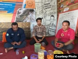 Apit (tengah) bersama Roni (kanan) dan Laka (kiri) memimpin taman bacaan masyarakat di Garut.