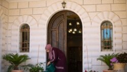 Sanaa Shalaby, istri Muntasser Shalaby, menyirami tanaman di rumahnya di Turmus Ayya, utara kota Ramallah, desa Tepi Barat. (AP).
