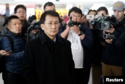 朝鲜外交部负责美国事务的高级官员崔康一（Choe Kang Il）在北京首都机场等候飞往赫尔辛基的飞机。