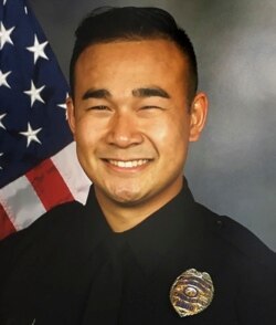 រូបថតផ្តល់ឲ្យដោយនាយកដ្ឋានប៉ូលិសប្រចាំទីក្រុង Stockton បង្ហាញរូបថតរបស់មន្ត្រីប៉ូលិសលោក Jimmy Inn ដែលត្រូវបានបាញ់សម្លាប់ក្នុងពេលបំពេញភារកិច្ចពាក់ព័ន្ធនឹងករណីអំពើហិង្សាក្នុងគ្រួសារមួយទីក្រុង Stockton កាលពីថ្ងៃទី ១១ ខែឧសភា។