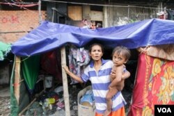 រូប​ឯកសារ៖ អ្នកស្រី​ ឃិន លីដា ​ប្រជាពលរដ្ឋ​រស់​នៅ​សហគមន៍​បុរី​កីឡា​ដែល​មាន​ជម្លោះ​ជាមួយ​នឹង​ក្រុមហ៊ុន​ Phanimex ប្រាប់ ​VOA ថា​៖ ​«​គេ​មកយក​ញញូ អេស្កាតវេទ័រ​ វាយ​រំលំ​អគារមក អត់​មាន​ប្រាប់​អី» នៅ​រសៀល​ថ្ងៃ​ច័ន្ទ ទី​០៥​ ខែ​សីហា ឆ្នាំ​២០១៦ នៅ​រាជធានី​ភ្នំពេញ។​ (ឡេង ឡែន/VOA)