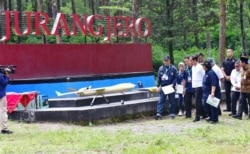 Jokowi menerima penjelasan pemanfaatan teknologi dalam pemantauan kawasan TNGM. (foto Setkab.go.id)