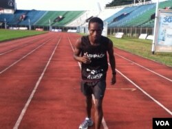 Idrissa Kargbo gets ready to run at the National Stadium, Freetown, Sierra Leone, Oct. 21, 2013 (N.deVries for VOA).