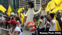 桑德斯支持者在费城游行抗议。