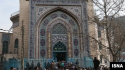 جمعی از ایرانی ها در جریان رای دهی