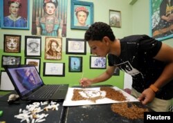 Abdelrahman al-Habrouk sedang membuat lukisan wajah Johnny Depp dengan tembakau