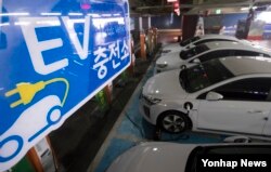 한국전력이 서울 용산구에 설치한 전기자동차 충전소. 한전은 전국 한전 사업소, 공공 주차장, 대형마트, 공동주택 등에 만든 충전소 1천560기를 지난 3일부터 유료 운영하고 있다.