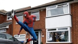 ფოტო: სპაიდერმენად გადაცმული ჯეისონ ბერდი თავის ყოველდღიურ ილეთებს ასრულებს ადგილობრივი ბავშვების გასამხიარულებლად სტოკპორტში. ბრიტანეთი, 2020 წლის 1 აპრილი.