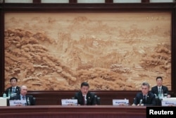 中国国家主席习近平，俄罗斯总统普京和阿根廷总统马克里在北京雁栖湖国际会议中心举行的“一带一路”国际合作高峰论坛的圆桌峰会上(2017年5月15日）