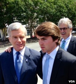 美国维吉尼亚州前州长麦克唐纳(左一)（美国之音 杨晨拍摄）