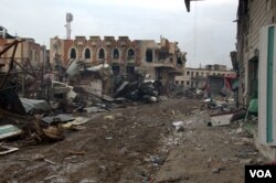 Many Mosul neighborhoods are left decimated by the war, but some residents remain in their homes because either they cannot travel or they fear greater suffering in the camps surrounding the Iraqi city, March 29, 2017. (H. Murdock/VOA)