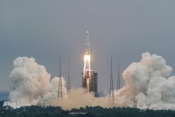 Roket Long March-5B Y2, membawa modul inti stasiun luar angkasa China Tianhe, lepas landas dari Pusat Peluncuran Luar Angkasa Wenchang di Provinsi Hainan, China, 29 April 2021. (Foto: China Daily via REUTERS)