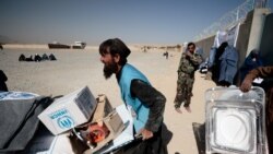 아프가니스탄 수도 카불 외곽에서 유엔난민기구(UNHCR) 관계자가 구호 물자를 운반하고 있다. (자료사진)