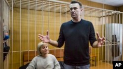 Le chef de l'opposition russe Alexei Navalny en compagnie de son avocate Olga Mikhailova devant un tribunal à Moscou, en Russie, le 27 mars 2017.