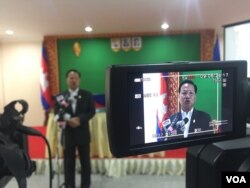 រូបឯកសារ៖ លោក ឈាង វុន អ្នកនាំពាក្យ​តំណាងរាស្ត្រ​គណបក្ស​ប្រជាជន​កម្ពុជា​នៅ​រដ្ឋសភា ធ្វើ​សន្និសីទ​ព័ត៌មាន នៅ​សភា​នា​ទីក្រុង​ភ្នំពេញ​ កាលពី​ថ្ងៃ​ទី​ ៧ ខែ កញ្ញា​ ឆ្នាំ​ ២០១៧ អំពី​ការ​ចាប់ខ្លួន​លោក កឹម សុខា​ប្រធាន​គណបក្ស​សង្គ្រោះ​ជាតិ។ (ហ៊ុល រស្មី/VOA)