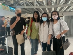 រូបឯកសារ៖ អ្នកស្រី Sitanun Satsaksit (ពាក់អាវ​ពណ៌​ត្រួយចេក) បងស្រី​របស់​សកម្មជន​ថៃ​ដែល​បាន​បាត់ខ្លួន​ គឺ​លោក Wanchalearm Satsaksit ឈរ​ថតរូប​ជាមួយ​នឹង​ក្រុមការងារ​ផ្នែក​ច្បាប់​របស់​អ្នកស្រី​ ក្នុង​ដំណើរ​ឆ្ពោះ​ទៅ​កាន់​រាជធានី​ភ្នំពេញ។