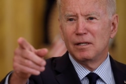 USA, Washington, U.S. President Joe Biden points a finger as he delivers remarks on the April jobs report