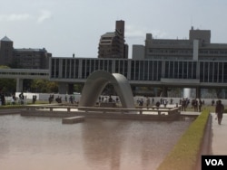 Kerry and other G7 FM's touring grounds of the Hiroshima Peace Memorial Park, April 11, 2016. (P. Dockins/VOA)