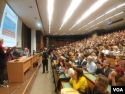 Tribina "Televizijski humor i politika" u sklopu tribina "Nije filozofski ćutati" na Filozofskom fakulteta u Beogradu. (Foto: Veljko Popović, VOA)