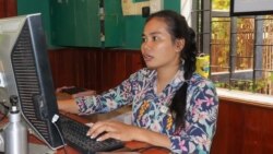 អ្នកស្រី​ គឹម វើក ​បុគ្គលិក​សណ្ឋាគារ​កូន​ដំរី​ ដែល​ធ្វើការ​អស់រយៈពេល​ប្រាំ​ឆ្នាំ​មក​ហើយ នៅខេត្ត​សៀមរាប​។​ (ផន​ បុប្ផា​/វីអូអេ)