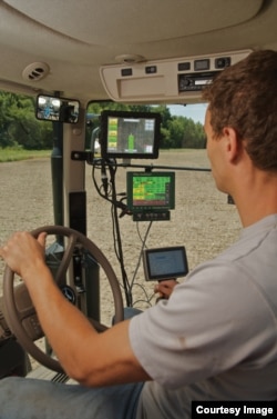 Seorang petani menggunakan program FieldScripts milik Monsanto untuk bercocok tanam. (Foto courtesy Monsanto)