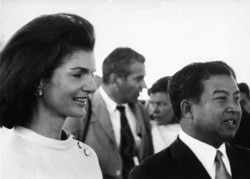 រូបឯកសារ៖ សម្តេចព្រះបាទនរោត្តម សីហនុ និងអ្នកស្រី Jacqueline Kennedy ភរិយារបស់ប្រធានាធិបតីសហរដ្ឋអាមេរិកលោក Jonh F. Kennedy ក្នុងអំឡុងពេលទស្សនកិច្ចនៅប្រទេសកម្ពុជា កាលពីខែវិច្ឆិកា ឆ្នាំ ១៩៦៧។