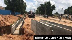 Travaux sur une rue au quartier Roumdé Adja, Garoua, Cameroun, 2 août 218. (VOA/ Emmanuel Jules Ntap)