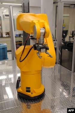 Minglab ximikatlarni bir zumda tekshirib beruvchi yangi robot