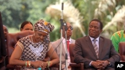 La Première dame zimbabwéenne Grace Mugabe, à gauche, et le e vice-président Emmerson Mnangagwa lors d’une réunion à l’état-major de Zanu-PF, parti au pouvoir, Harare, Zimbabwe, 10 février 2016.