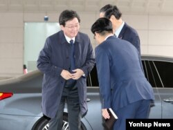 바른정당 대선주자인 유승민 의원이 26일 서울 구로구 연세중앙교회를 방문, 교회관계자와 인사하고 있다.